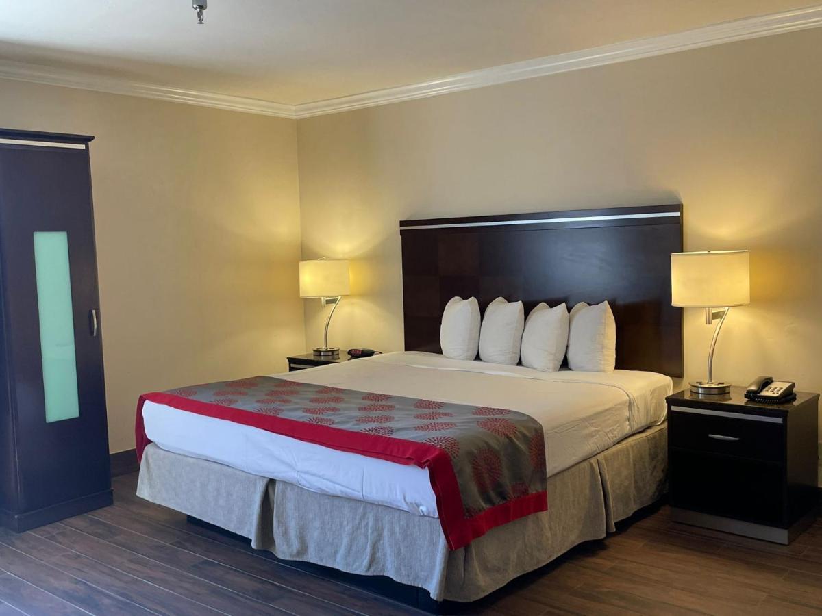Ramada By Wyndham San Diego Poway Miramar Bagian luar foto