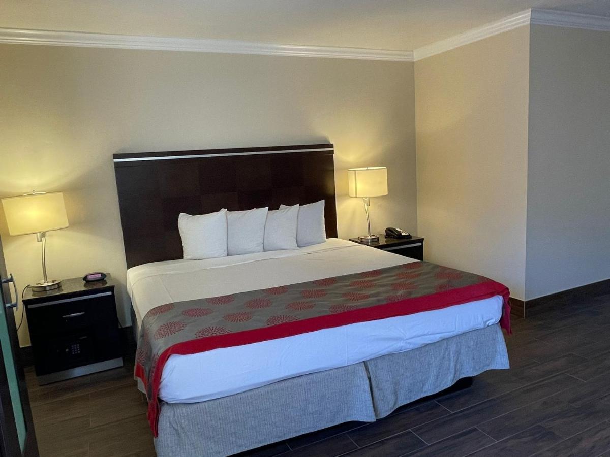 Ramada By Wyndham San Diego Poway Miramar Bagian luar foto