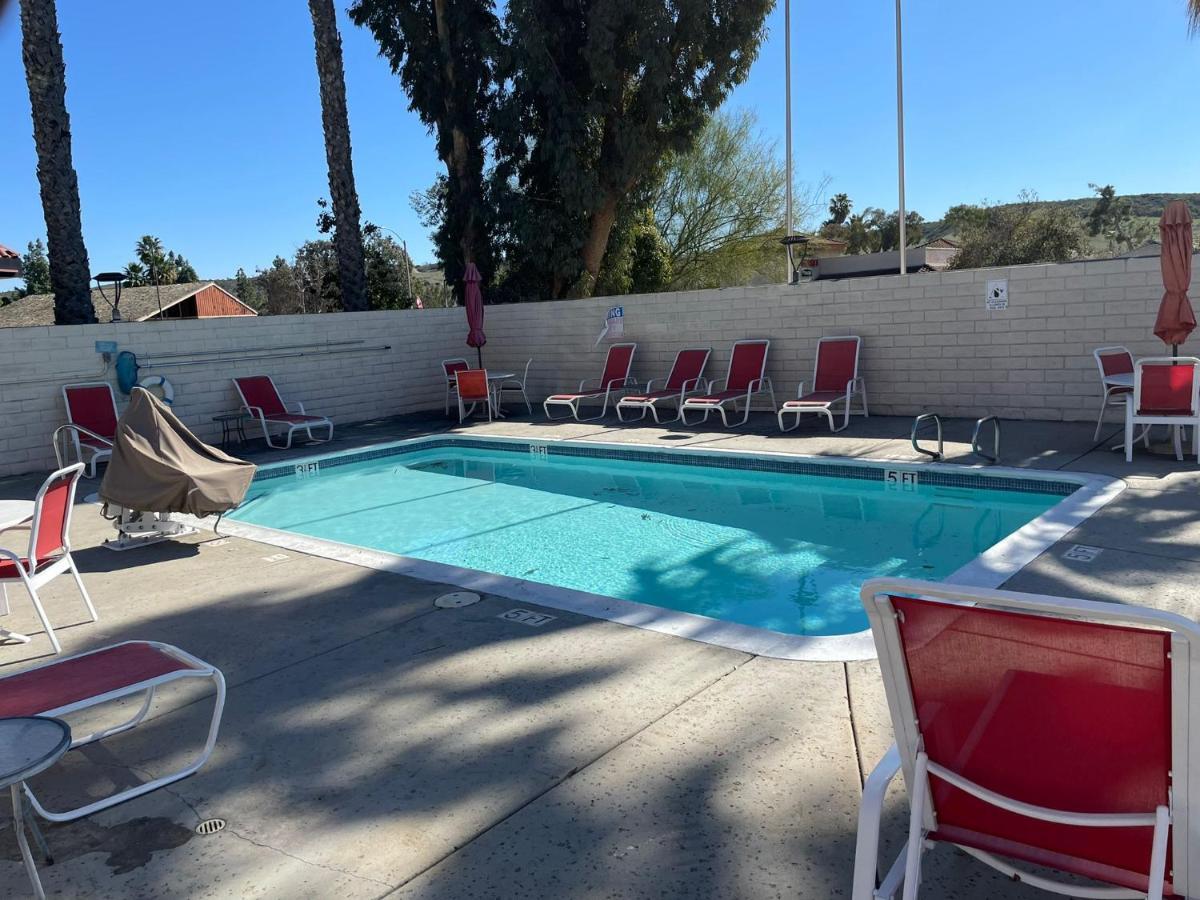 Ramada By Wyndham San Diego Poway Miramar Bagian luar foto