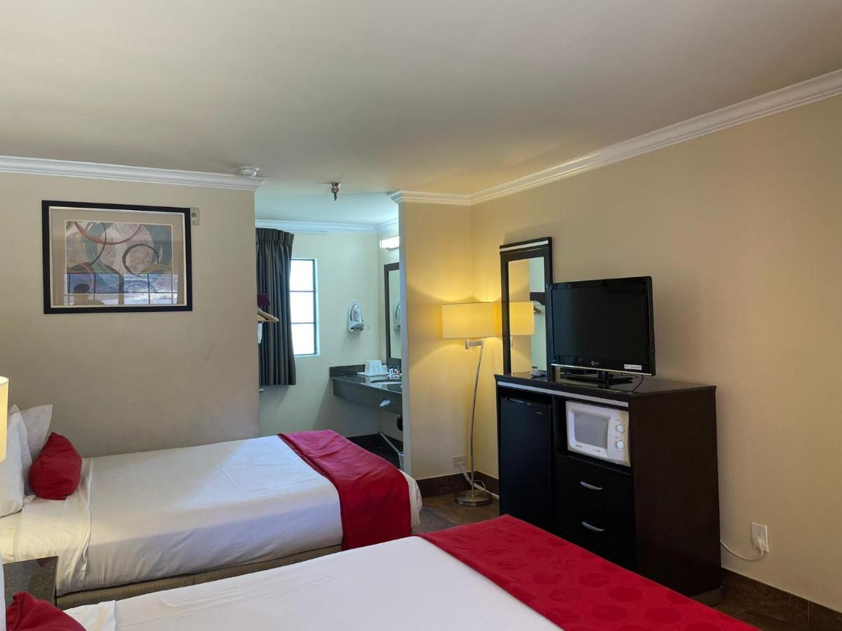 Ramada By Wyndham San Diego Poway Miramar Bagian luar foto