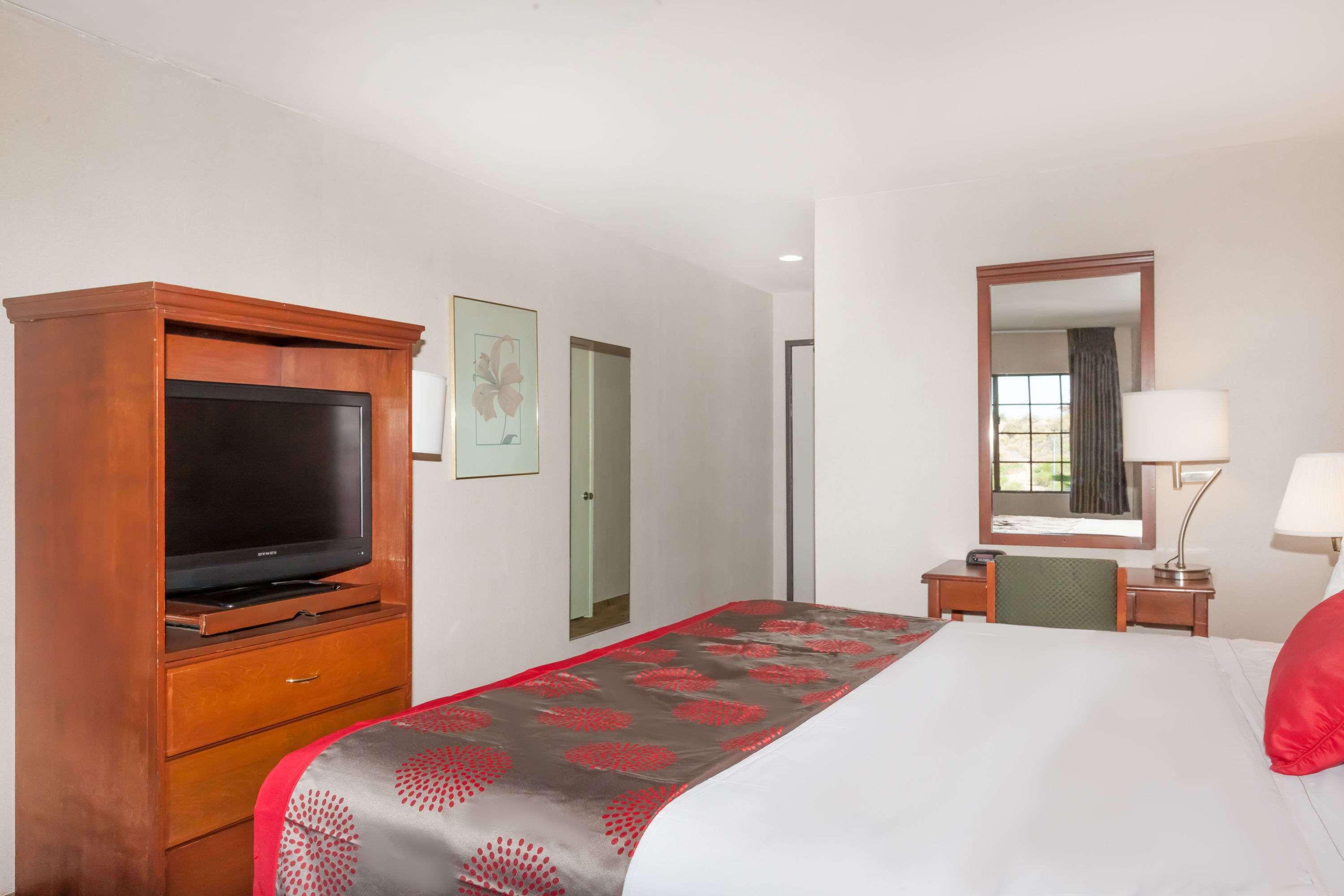 Ramada By Wyndham San Diego Poway Miramar Bagian luar foto
