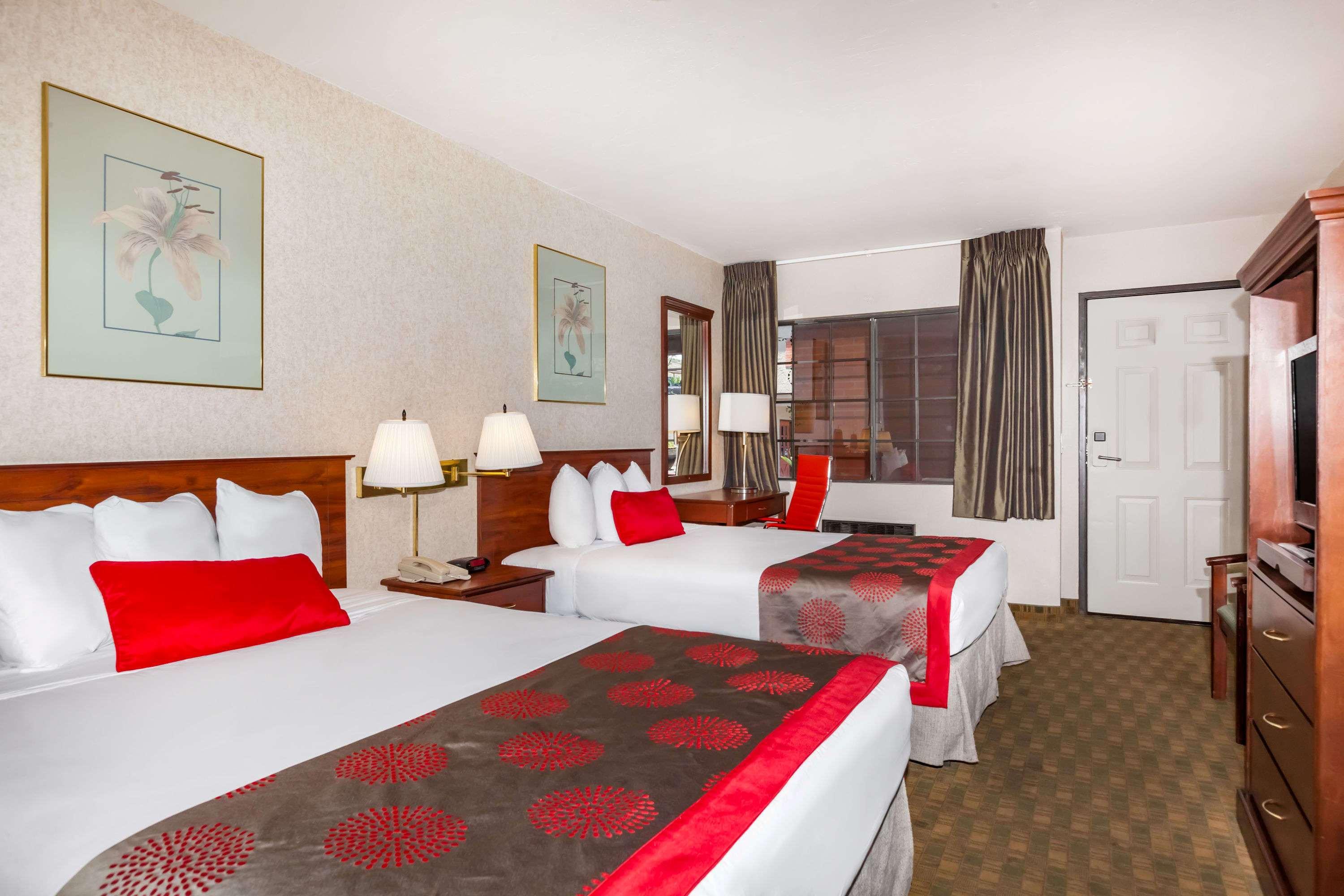 Ramada By Wyndham San Diego Poway Miramar Bagian luar foto