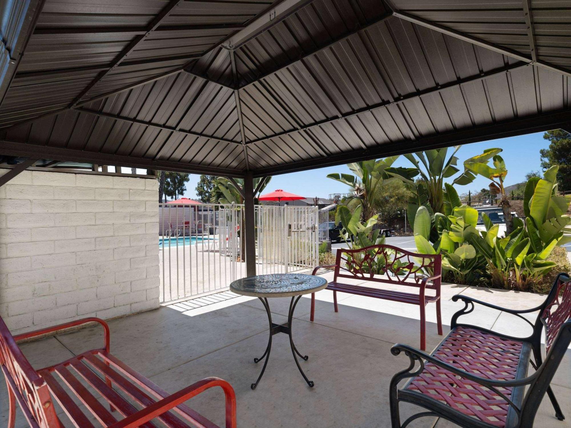 Ramada By Wyndham San Diego Poway Miramar Bagian luar foto