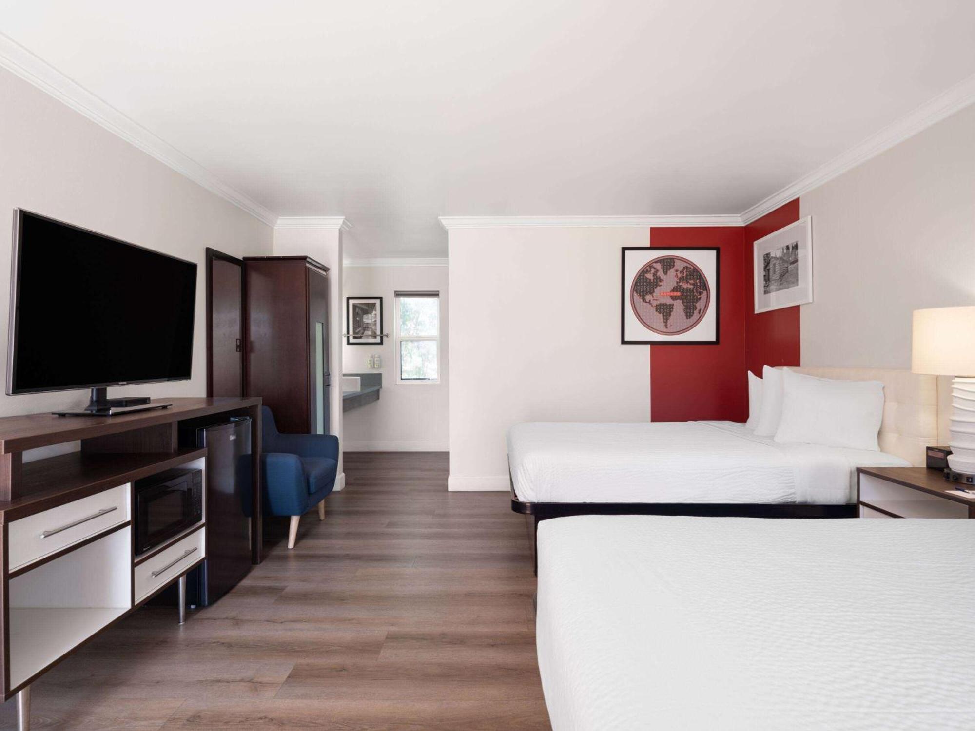 Ramada By Wyndham San Diego Poway Miramar Bagian luar foto