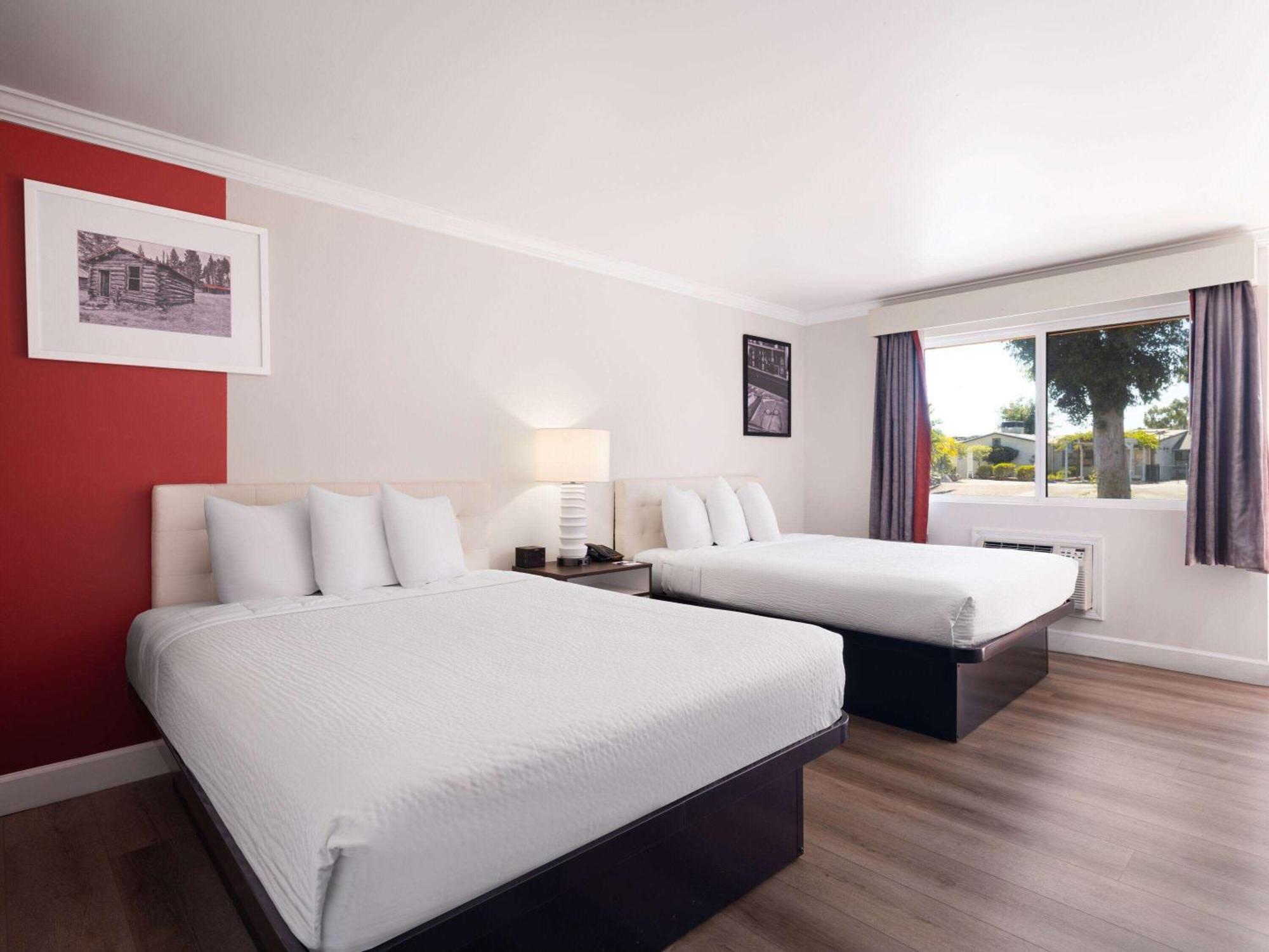 Ramada By Wyndham San Diego Poway Miramar Bagian luar foto