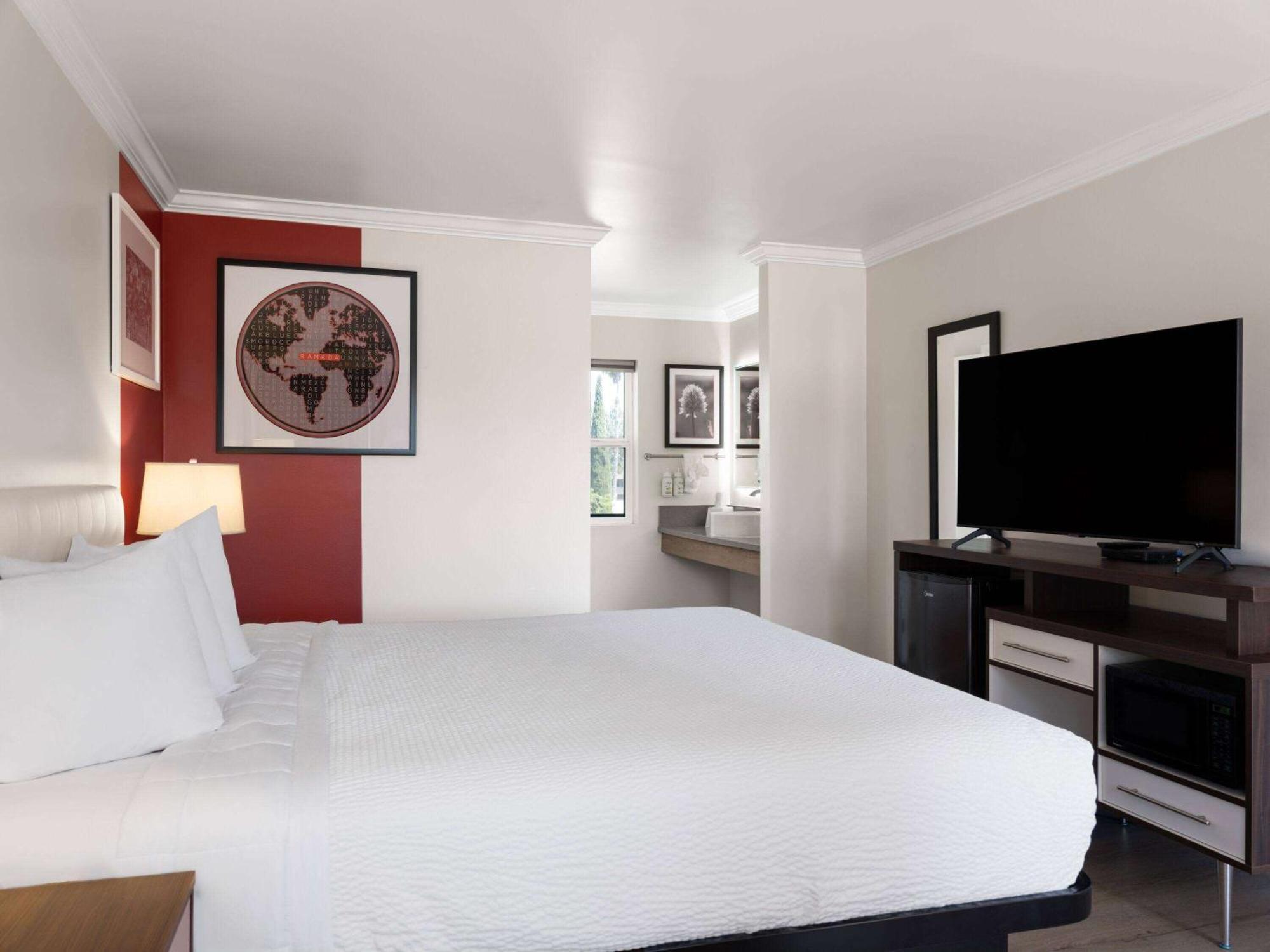 Ramada By Wyndham San Diego Poway Miramar Bagian luar foto