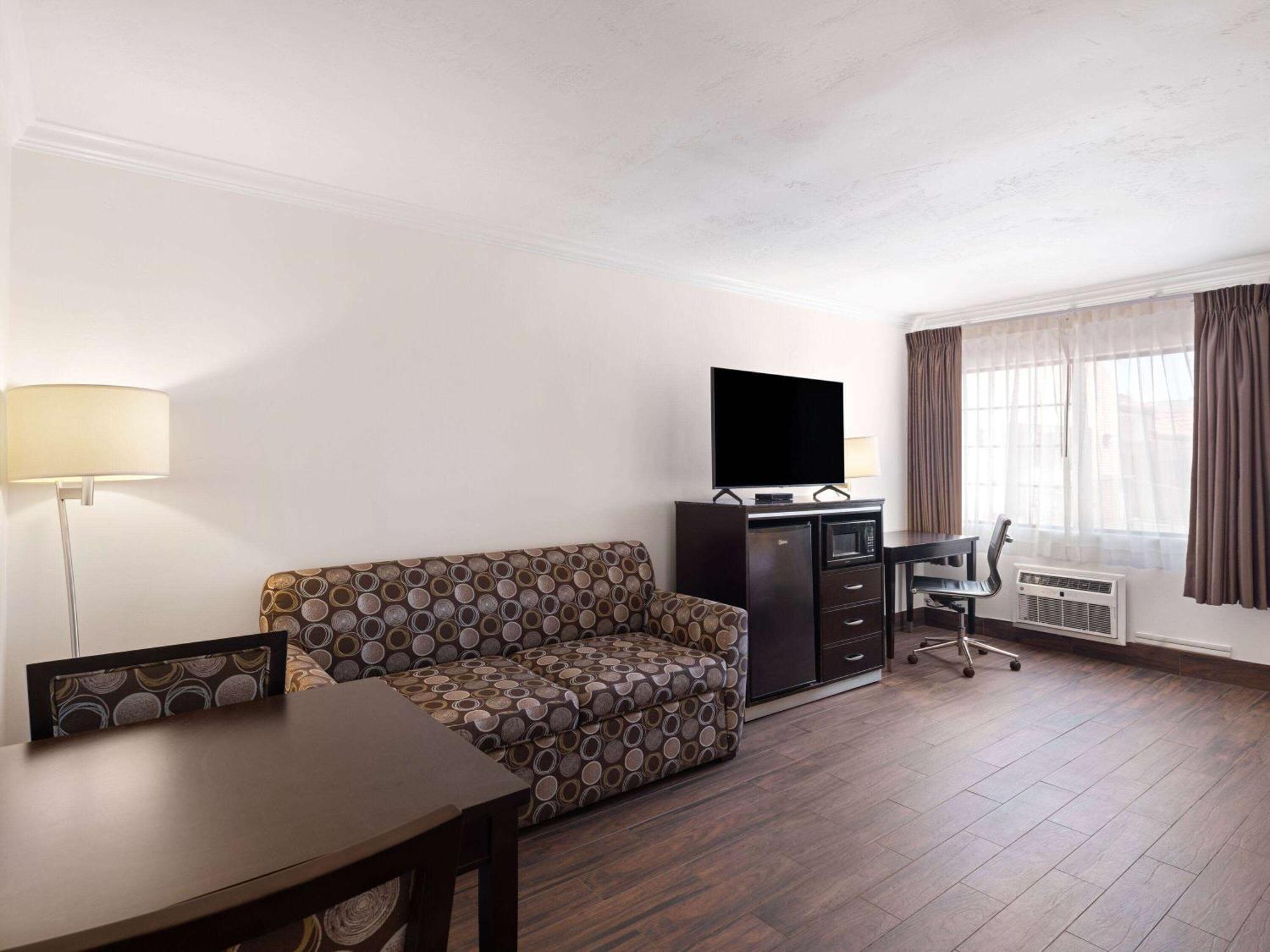 Ramada By Wyndham San Diego Poway Miramar Bagian luar foto