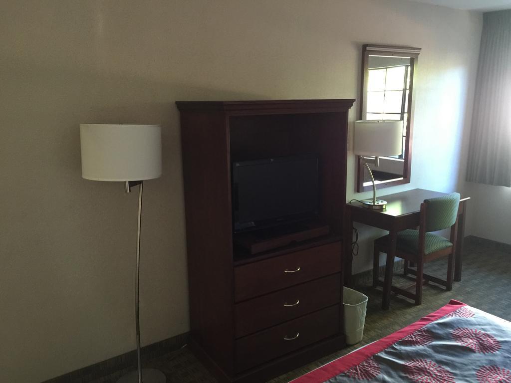 Ramada By Wyndham San Diego Poway Miramar Bagian luar foto